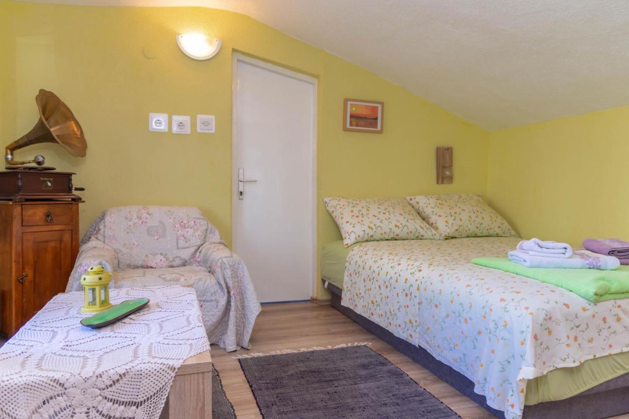 Plum Holiday Home Kastel Stari Exterior photo