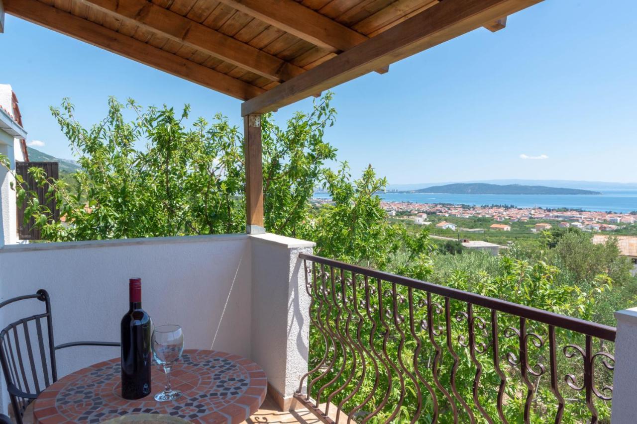 Plum Holiday Home Kastel Stari Exterior photo