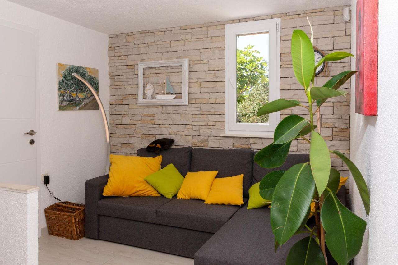 Plum Holiday Home Kastel Stari Exterior photo