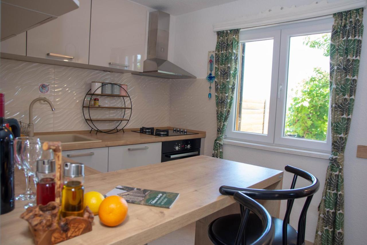 Plum Holiday Home Kastel Stari Exterior photo