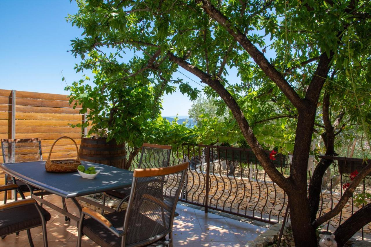 Plum Holiday Home Kastel Stari Exterior photo